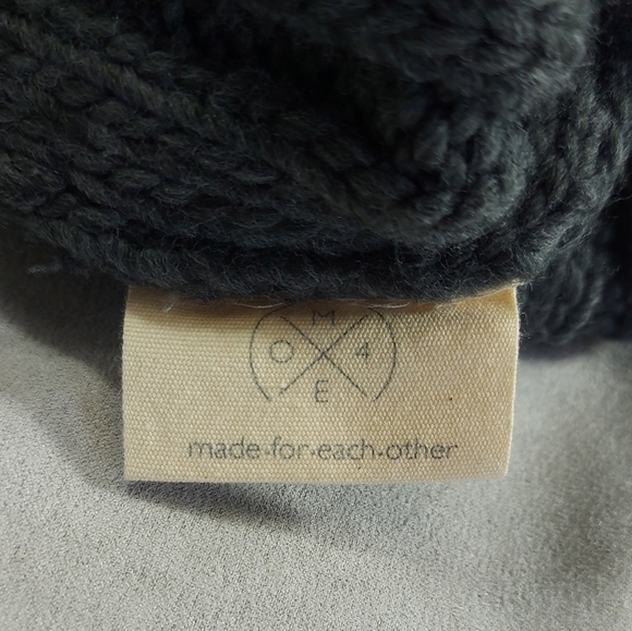 M4EO Made 4 Everyone Gray Knit Faux Fur Pom Pom Hat Toque - Picture 2 of 5